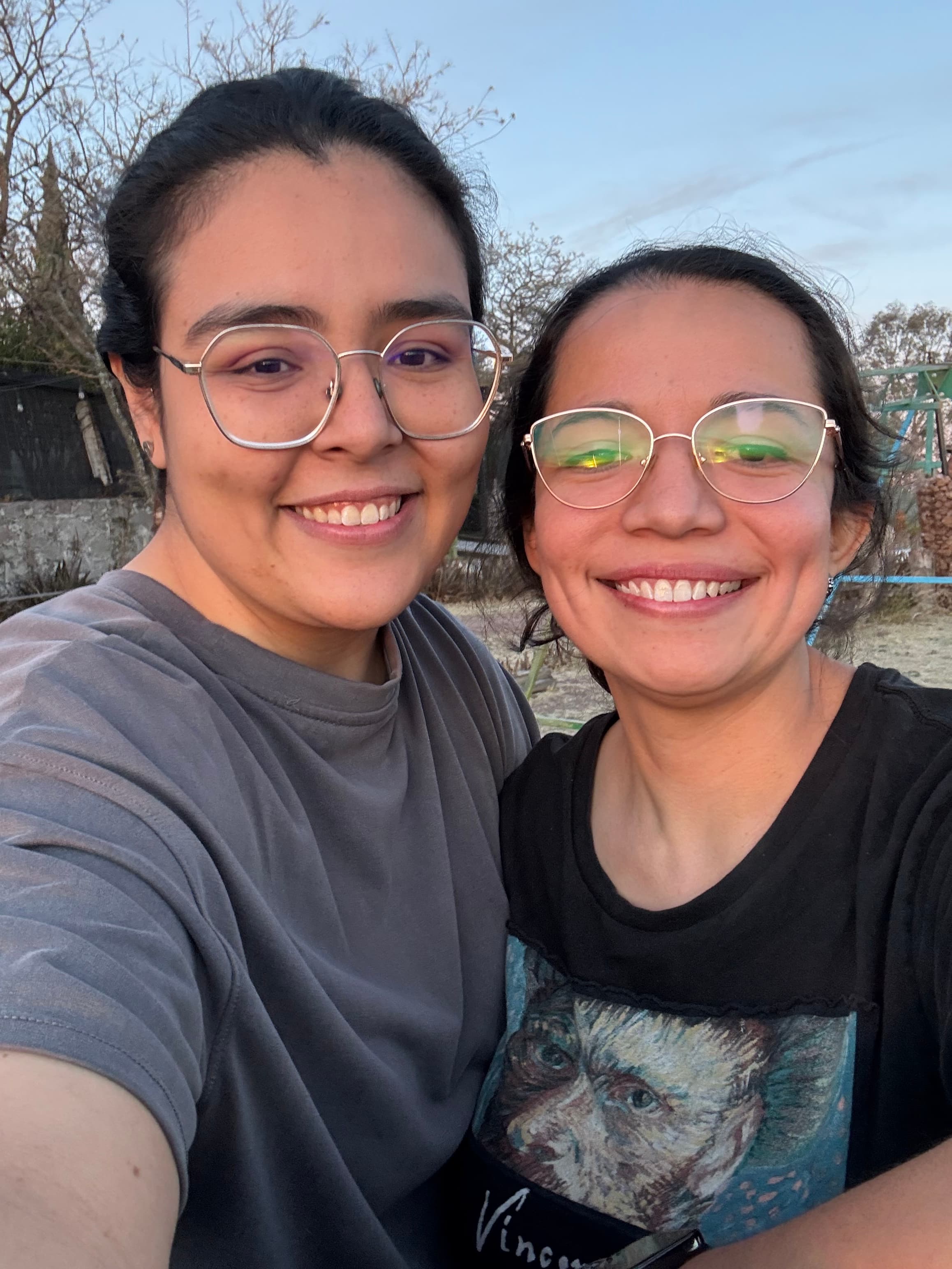 Mariel y Ale sonriendo juntas durante un viaje a Amealco, en una de sus primeras fotografías como pareja.