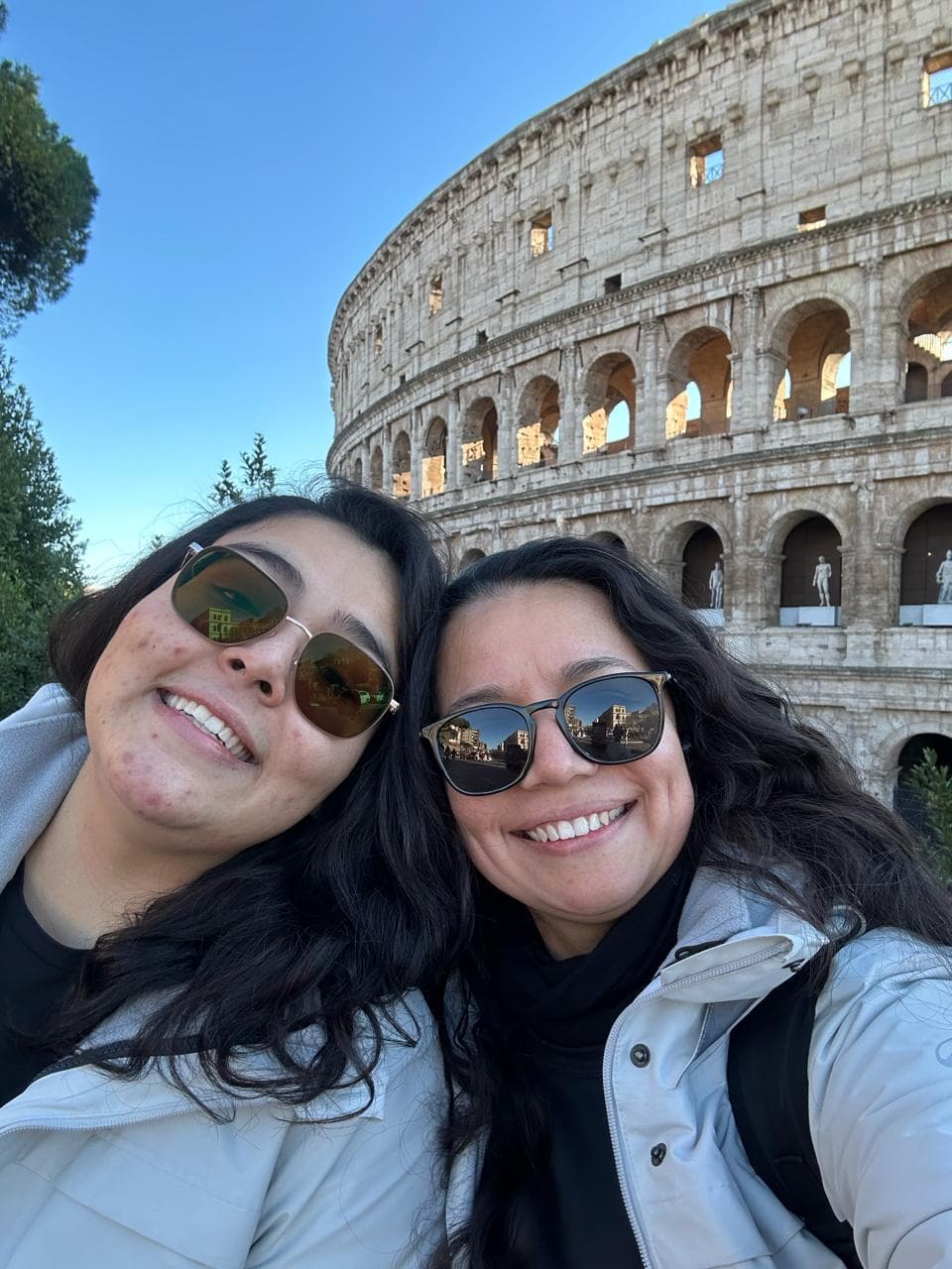 Selfie de Mariel y Ale frente al Coliseo de Roma durante un viaje por Europa.